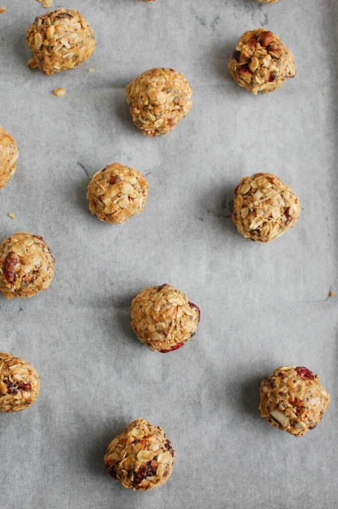 Cranberry Almond Energy Bites are a no-bake energy bite that are easy to make and even easier to throw in your bag for a quick, healthy snack or treat. Oats, chopped almonds, dried cranberries, almond butter, honey, chia seeds and cinnamon are mixed together to create a sweet, delicious bite. 