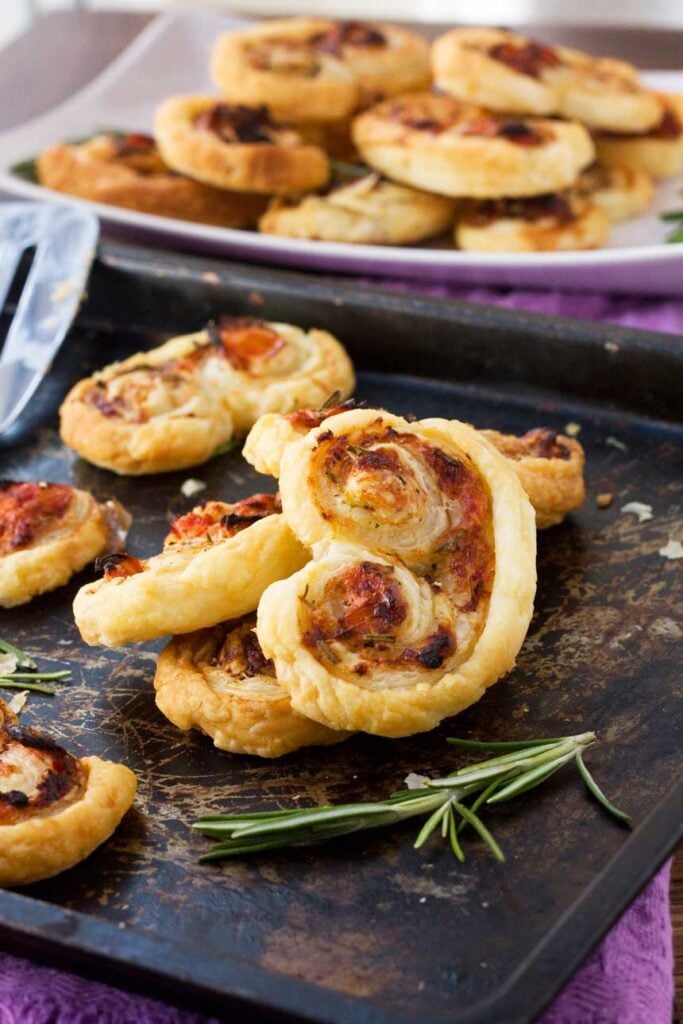 Easy puff pastry ‘palmiers’ stuffed with tasty sun-dried tomatoes, parmesan & fresh rosemary.