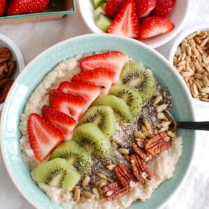 Start your day with a Strawberry Kiwi Chia Seed Oat Bran Bowl packed with fiber, grains and a delicious combination of strawberry and kiwi. This oat bran bowl can be eaten cold or warm and you can top it with your favorite ingredients. 