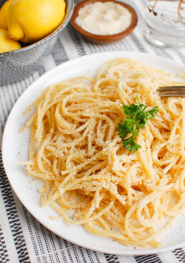 Pasta al limón con tenedor