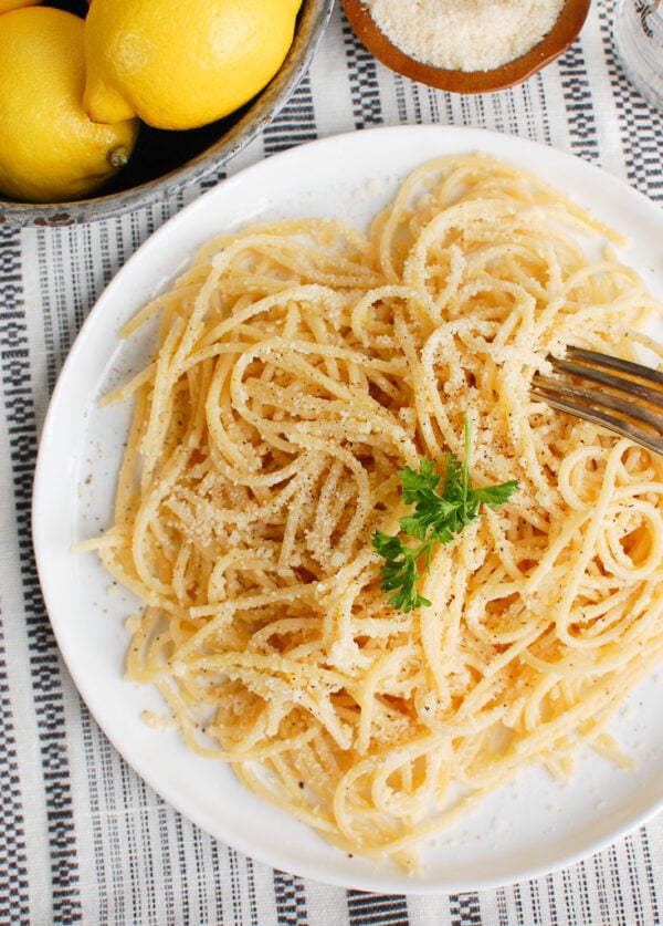 Pasta al limone sopra con la forchetta