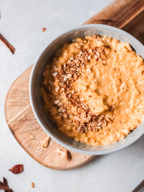 Easy Pumpkin Oatmeal in blue bowl