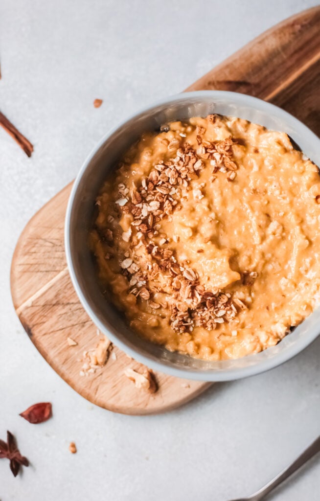 Easy Pumpkin Oatmeal in blue bowl