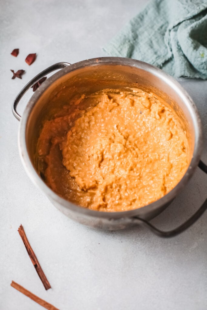 Easy Pumpkin Oatmeal in pot 