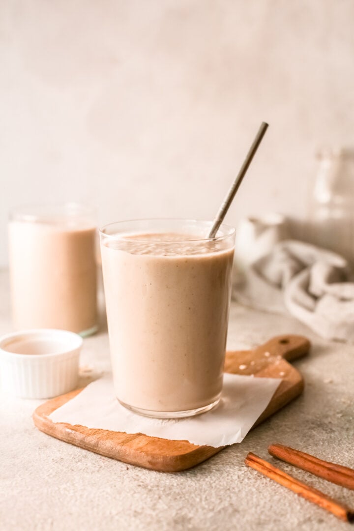 oat smoothie rolled oats banana berries yogurt honey maple syrup fibre-rich filling breakfast meal-replacement