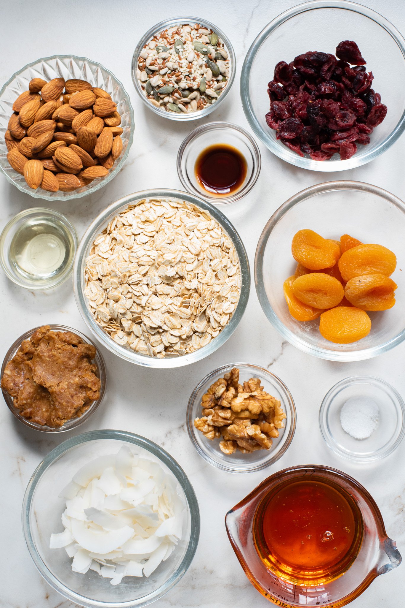 Easy Date Granola Bars ingredients. 