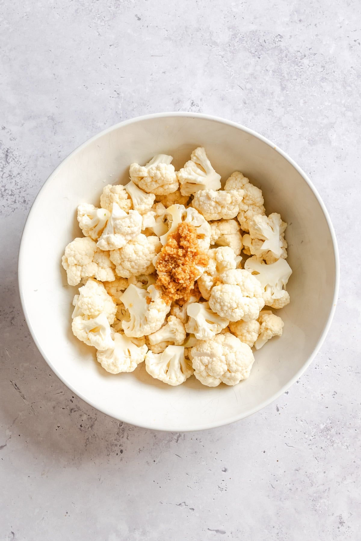 Cauliflower and garlic in bowl 