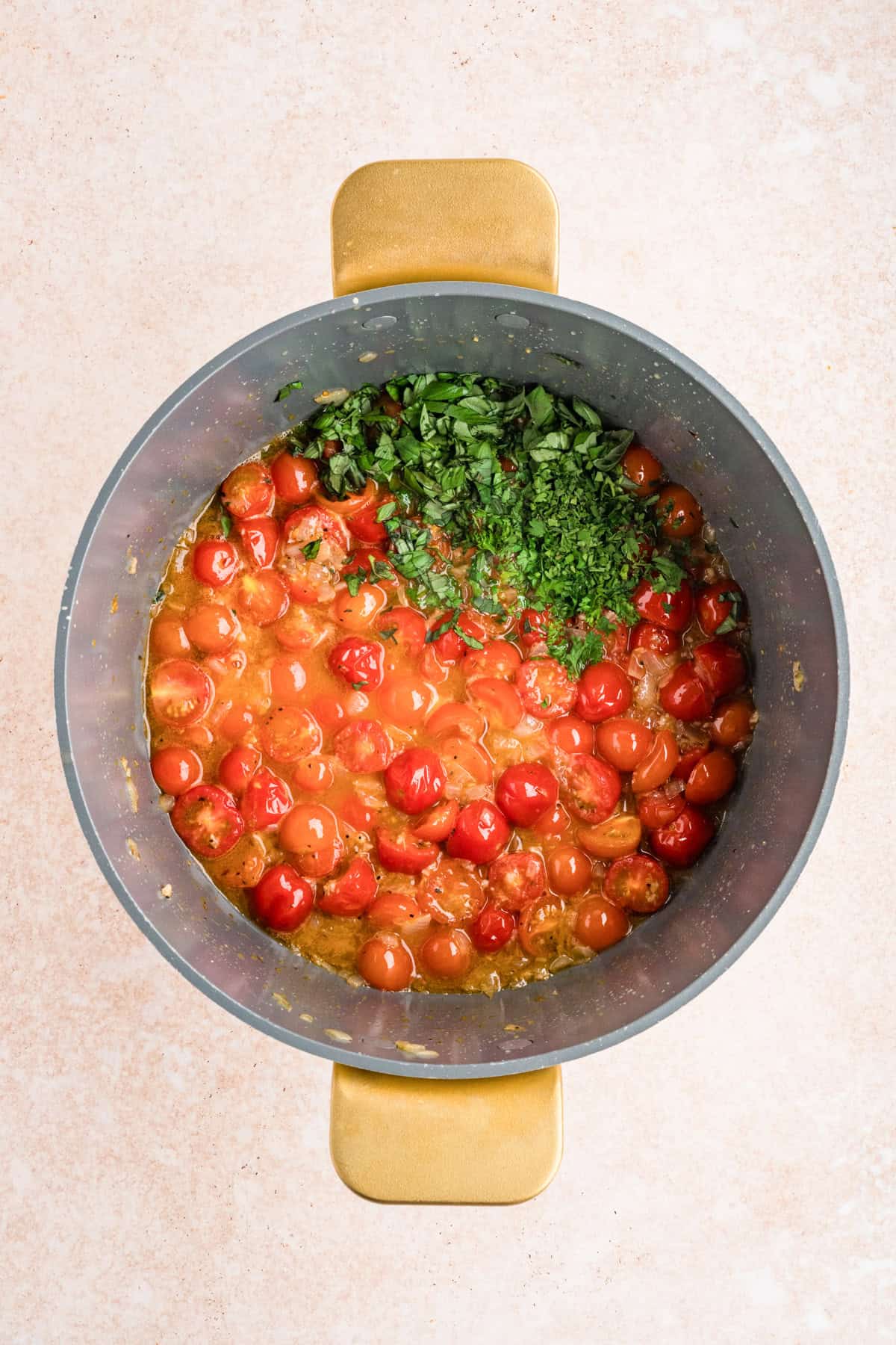Tomato, parsley and onion in a pot